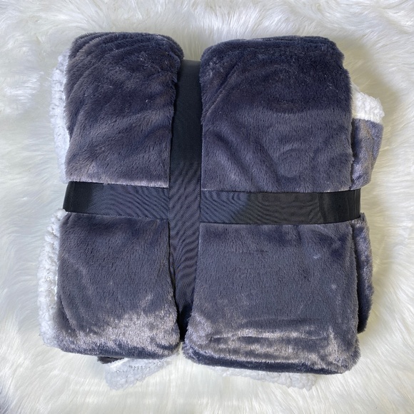 ✨SALE✨Charcoal Chrome Micromink Sherpa Throw - Picture 2 of 3